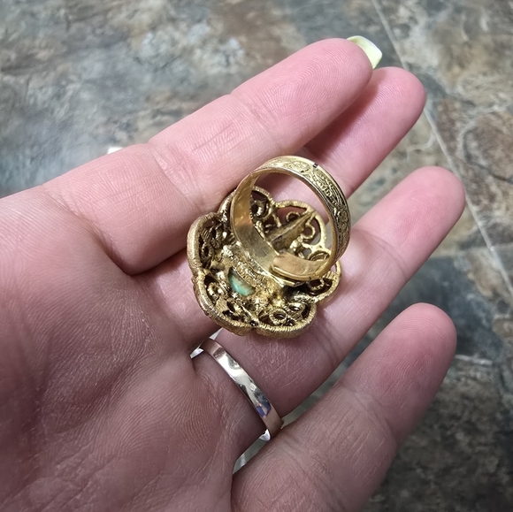 Gold tone adjustable ring with green stone - Picture 7 of 8